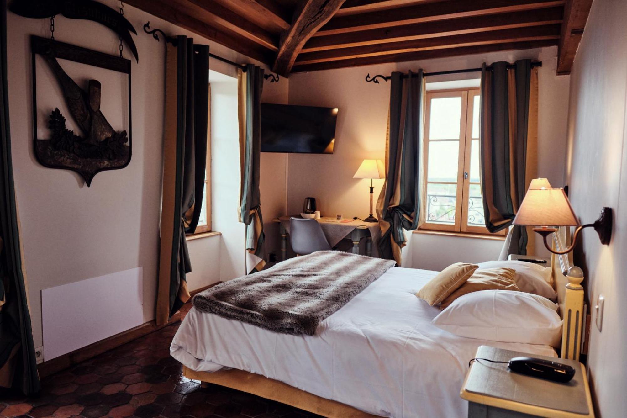 Hostellerie De La Tour D'Auxois Сольё Экстерьер фото