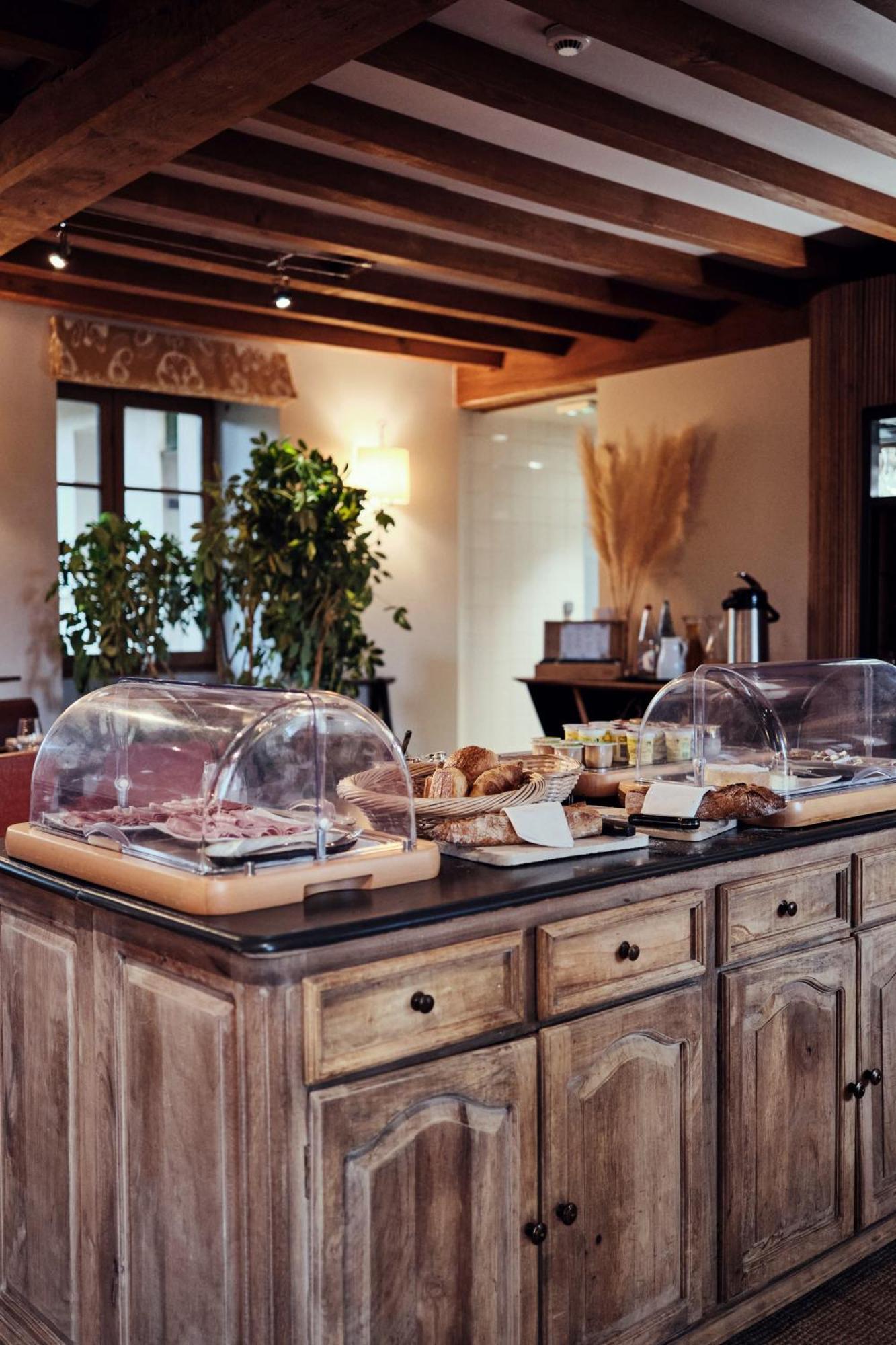 Hostellerie De La Tour D'Auxois Сольё Экстерьер фото