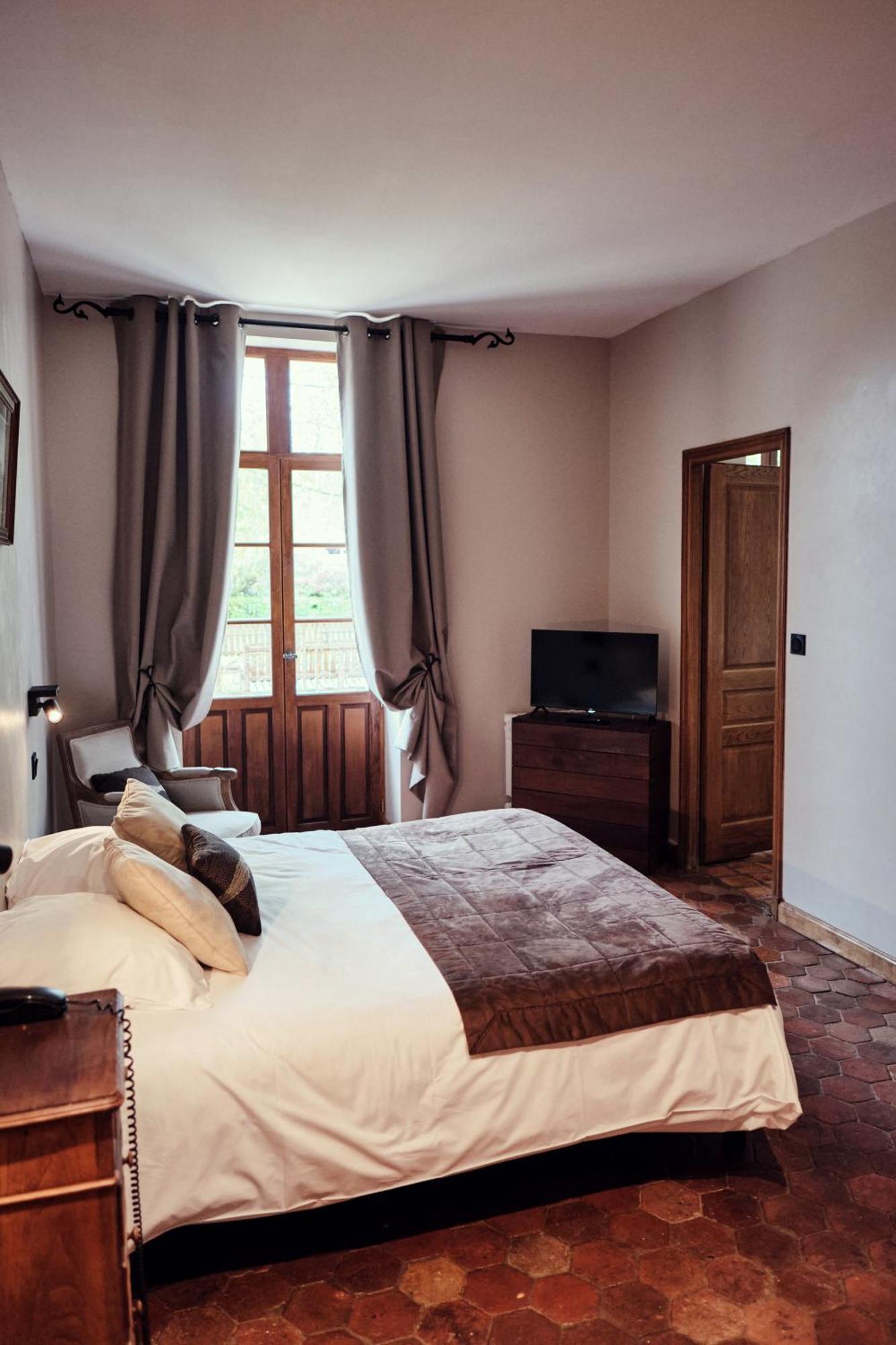 Hostellerie De La Tour D'Auxois Сольё Экстерьер фото