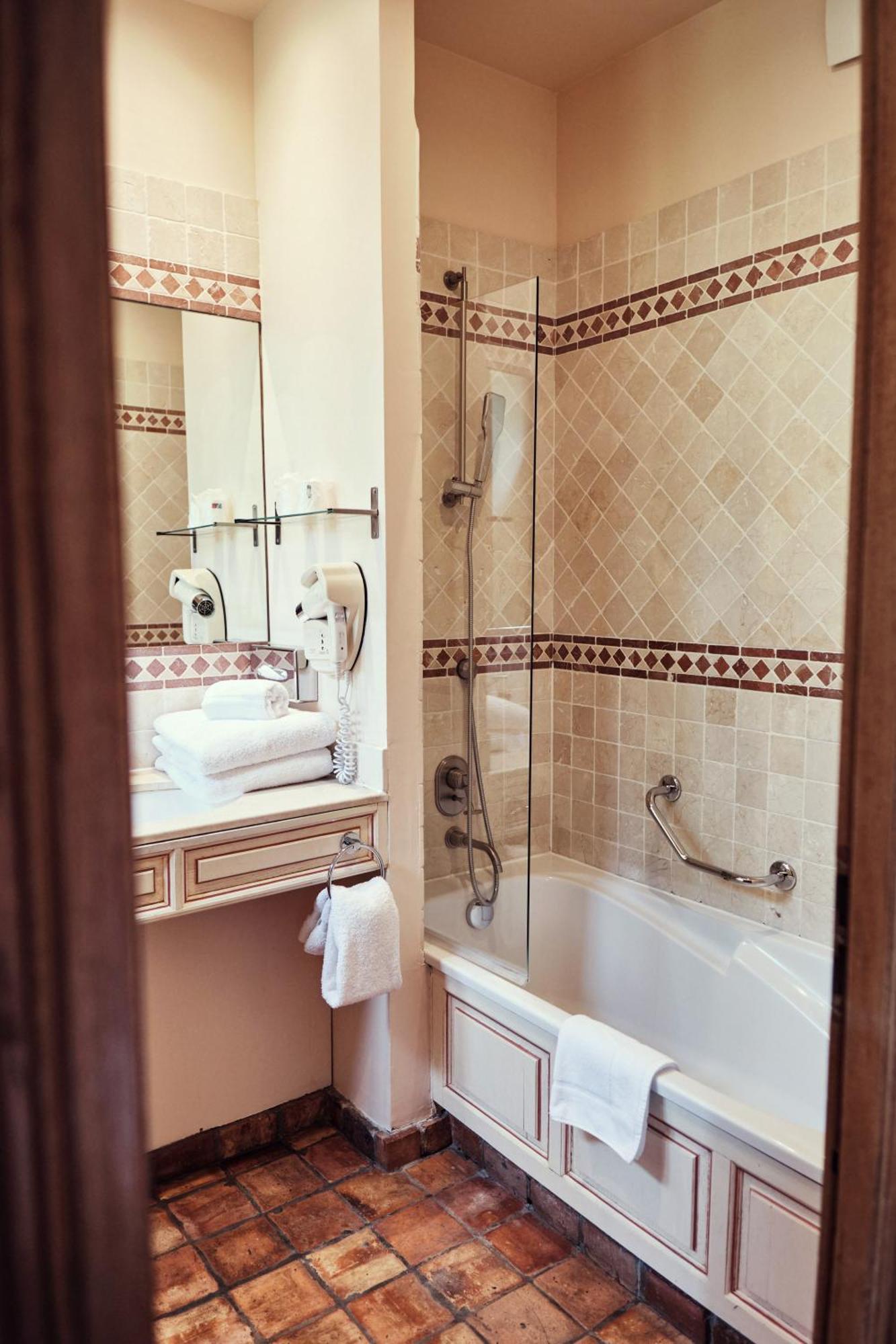 Hostellerie De La Tour D'Auxois Сольё Экстерьер фото